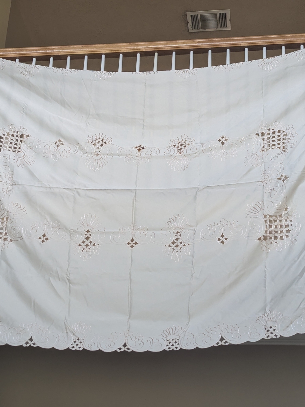 White Embroidered Cutwork Tablecloth - Elegant Floral Design